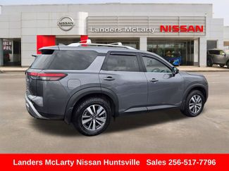 Used 2024 Nissan Pathfinder SL FWD video 3