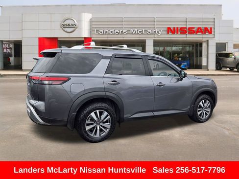 Used 2024 Nissan Pathfinder SL FWD image 3