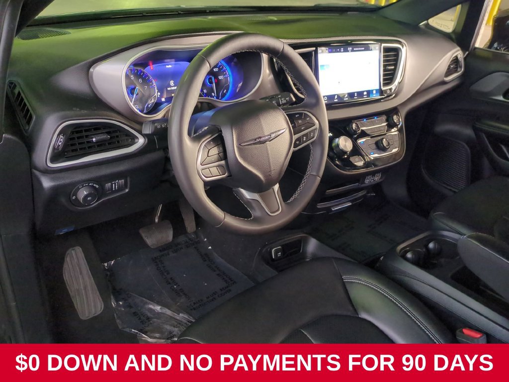 Used 2025 Chrysler Pacifica Select FWD image 15