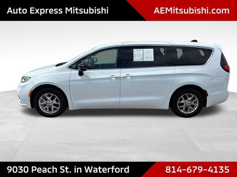 Used 2024 Chrysler Pacifica Touring-L FWD image 4