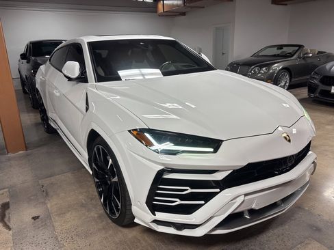 Used 2020 Lamborghini Urus image 2