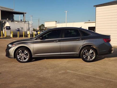 Used 2024 Volkswagen Jetta SE image 4