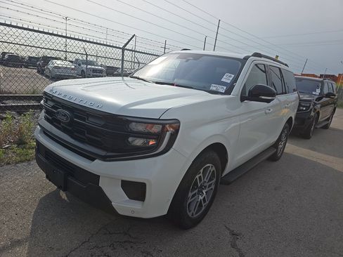 Used 2025 Ford Expedition Active AWD/4WD image 3
