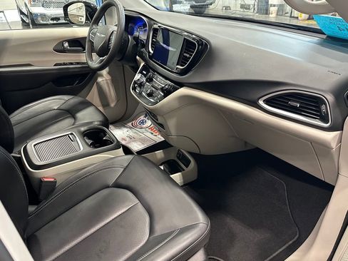 Used 2024 Chrysler Pacifica Touring-L FWD image 33