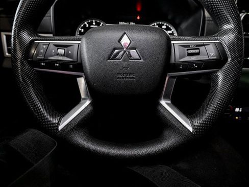 Used 2024 Mitsubishi Outlander ES image 28