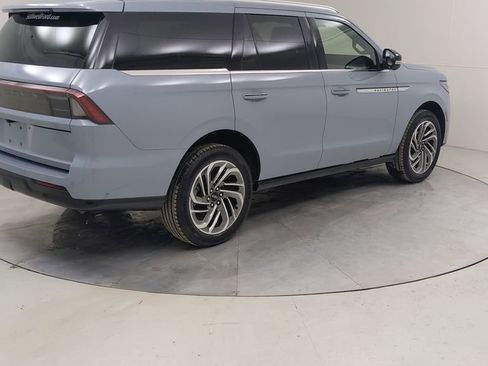 Used 2025 Lincoln Navigator Reserve image 16