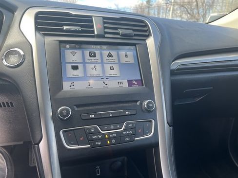 Used 2017 Ford Fusion SE w/ Fusion SE Technology Package image 25