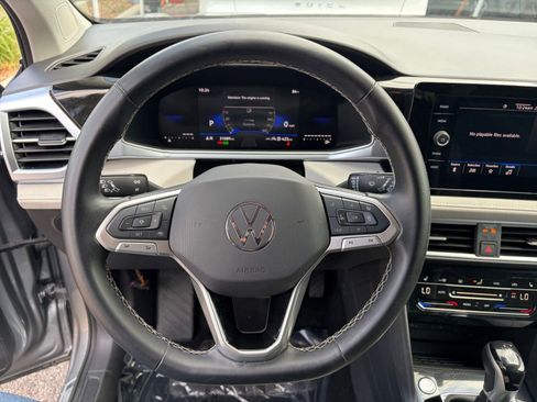 Used 2025 Volkswagen Taos SE FWD image 28