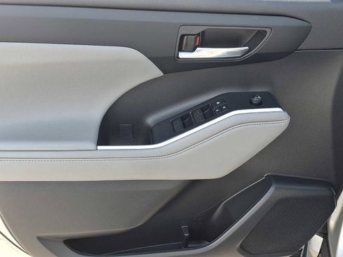 Used 2022 Toyota Highlander XLE image 17