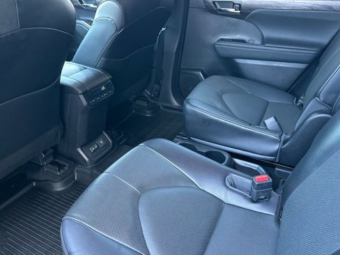 Used 2022 Toyota Highlander Limited AWD/4WD image 12