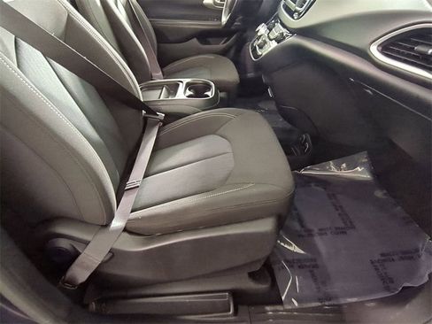 Used 2020 Chrysler Pacifica Touring w/ S Appearance Package image 26