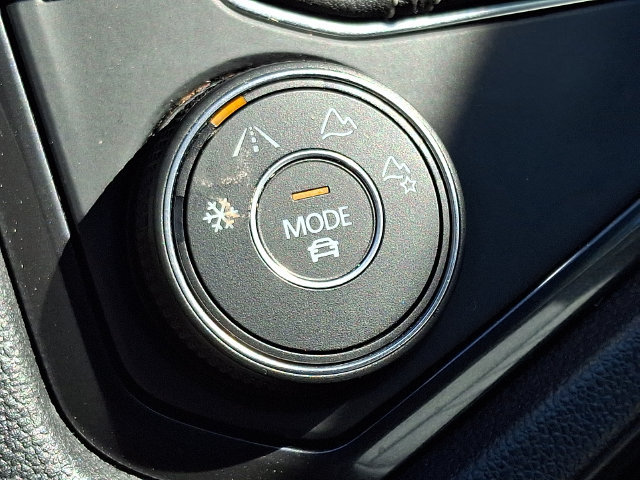 Used 2023 Volkswagen Tiguan SE AWD/4WD image 25