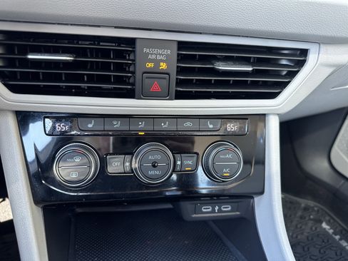 Used 2024 Volkswagen Jetta SE w/ Panoramic Sunroof Package FWD image 20