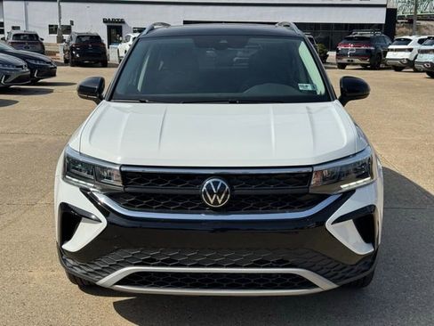 Certified 2023 Volkswagen Taos SE w/ Panoramic Sunroof Package image 8