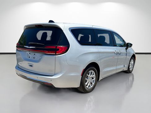 Used 2024 Chrysler Pacifica Touring-L FWD image 3
