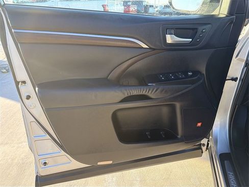 Used 2014 Toyota Highlander Limited image 9