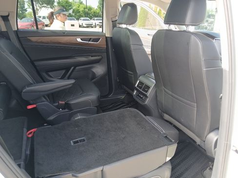 Used 2025 Volkswagen Atlas SE w/ Panoramic Sunroof Package FWD image 22