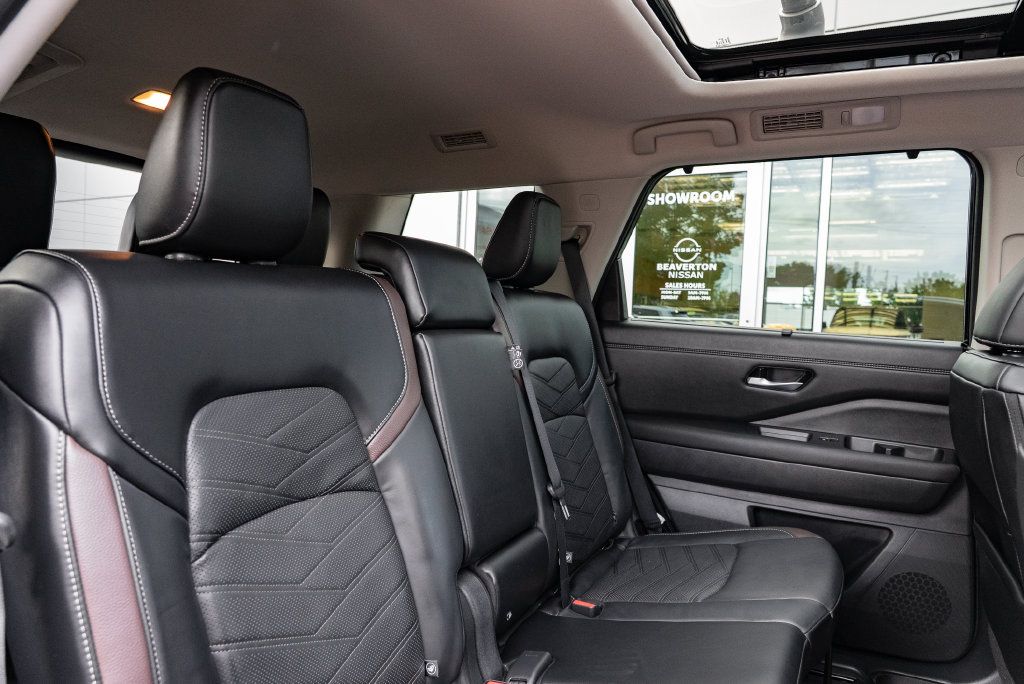 Used 2025 Nissan Pathfinder Platinum w/ Black Appearance Package AWD/4WD image 27