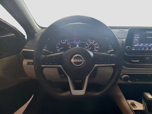 Used 2025 Nissan Altima 2.5 SV FWD image 18