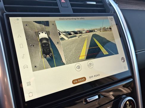 Used 2025 Land Rover Discovery Dynamic SE image 18