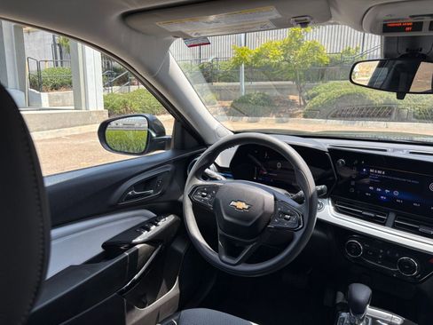 Used 2025 Chevrolet Trax LT FWD image 33