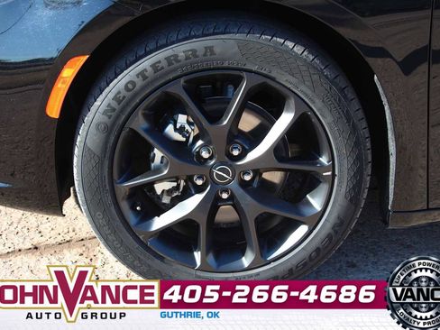 Used 2025 Chrysler Pacifica Limited image 17