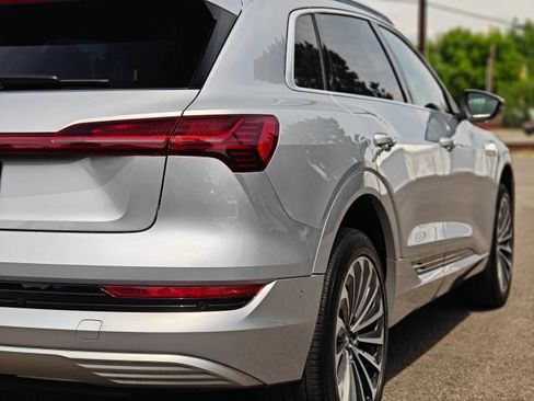 Used 2019 Audi e-tron Prestige w/ Prestige Package AWD/4WD image 23