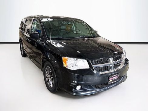 Used 2017 Dodge Grand Caravan SXT image 3