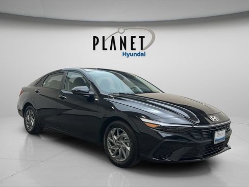 Certified 2025 Hyundai Elantra Hybrid FWD image 1