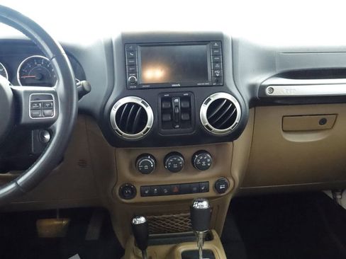 Used 2017 Jeep Wrangler Unlimited Sahara w/ Connectivity Group AWD/4WD image 24