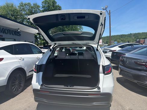 Used 2023 Honda HR-V LX image 9