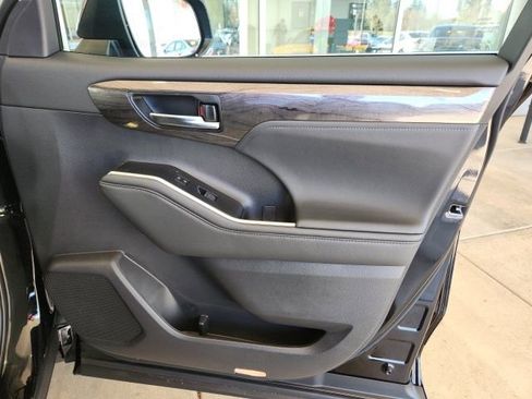 New 2026 Toyota Highlander Platinum image 28