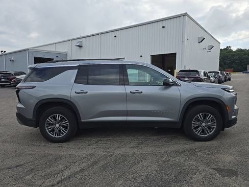 Used 2025 Chevrolet Traverse LT w/ Driver Confidence Package FWD image 9