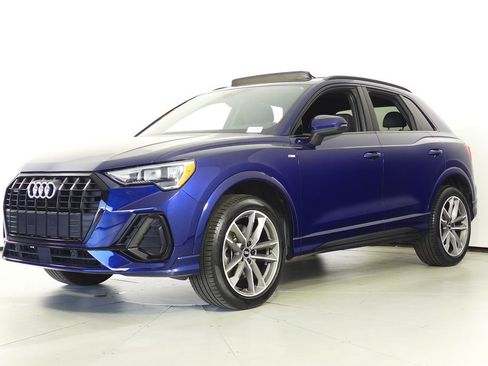 Used 2022 Audi Q3 2.0T Premium w/ Black Optic Sport Package image 2