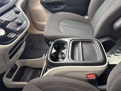 Used 2020 Chrysler Pacifica Touring image 23