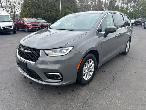 Used 2023 Chrysler Pacifica Touring-L image 7