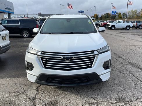 Used 2023 Chevrolet Traverse Premier FWD image 2
