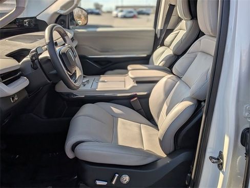 Used 2025 Lincoln Navigator Reserve image 16