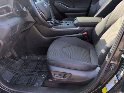 Used 2021 Toyota Highlander LE FWD image 14