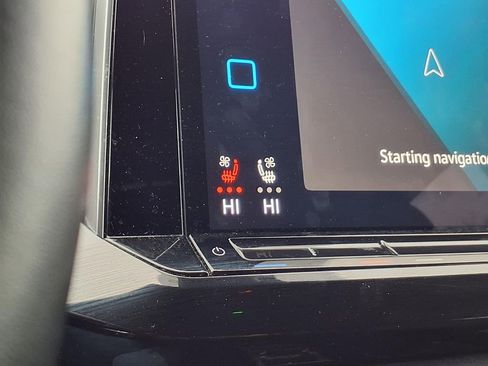 Used 2025 Volkswagen Atlas Cross Sport SE image 4