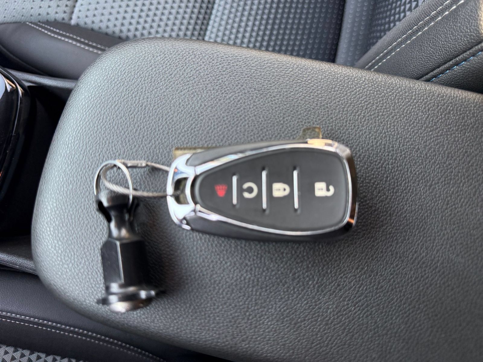 Used 2025 Chevrolet Trax LT FWD image 20