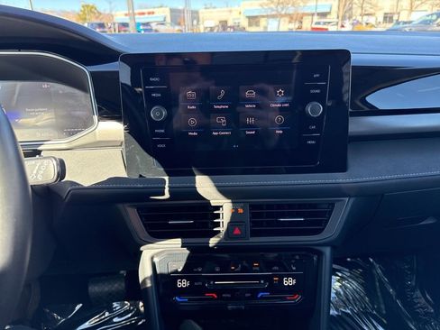 Certified 2025 Volkswagen Taos SE image 18