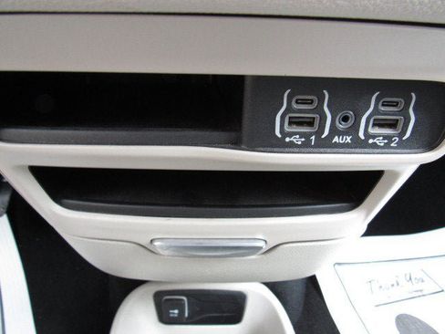 Used 2023 Chrysler Pacifica Touring-L FWD image 21