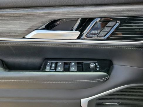 Used 2024 Jeep Wagoneer L Series II w/ Flexible Seating Group AWD/4WD image 12