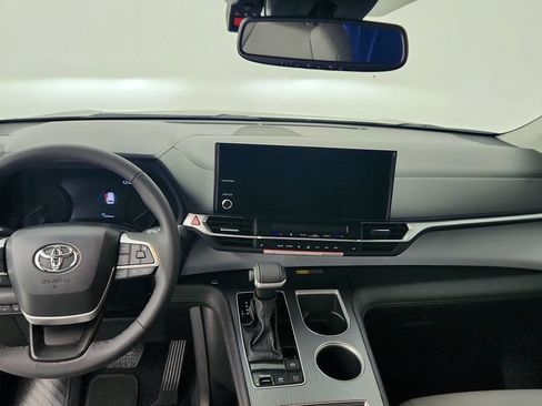 Used 2026 Toyota Sienna XLE FWD image 22