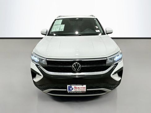 Used 2023 Volkswagen Taos SE w/ Panoramic Sunroof Package FWD image 2