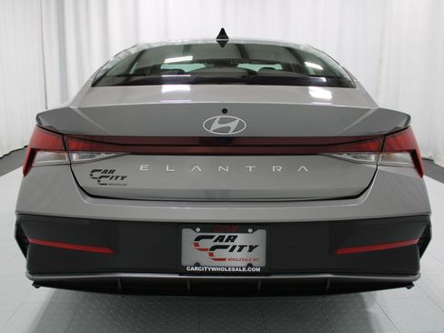 Used 2024 Hyundai Elantra SEL FWD image 7