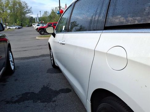 Used 2024 Chrysler Pacifica Touring-L image 10