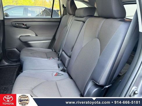 Used 2023 Toyota Highlander LE AWD/4WD image 16