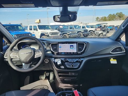 New 2026 Chrysler Pacifica Select image 3